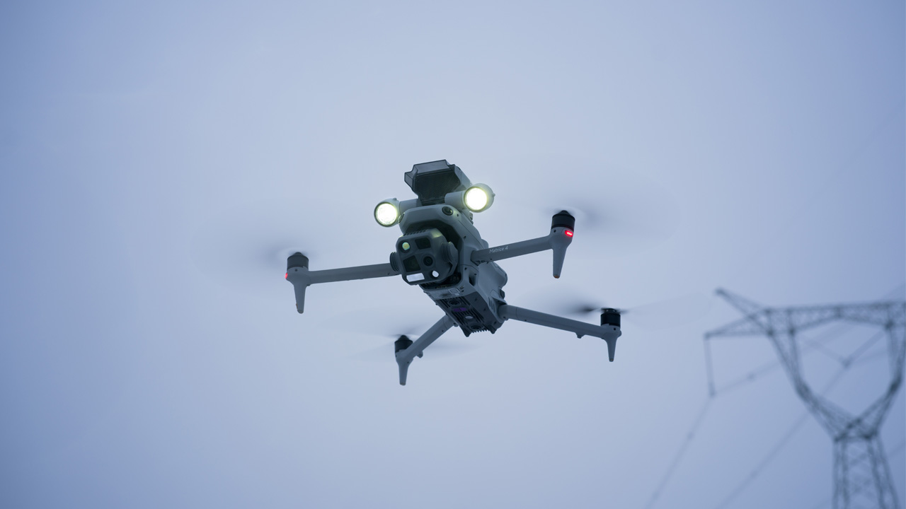 DJI Matrice 4T mit Lautsprecher und Scheinwerfer Dronesolutions
