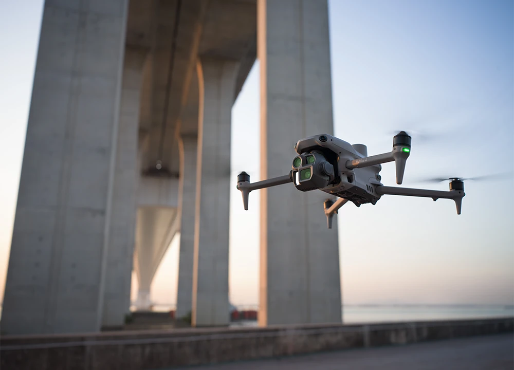 DJI Matrice 4E während der Inspektion einer Brücke