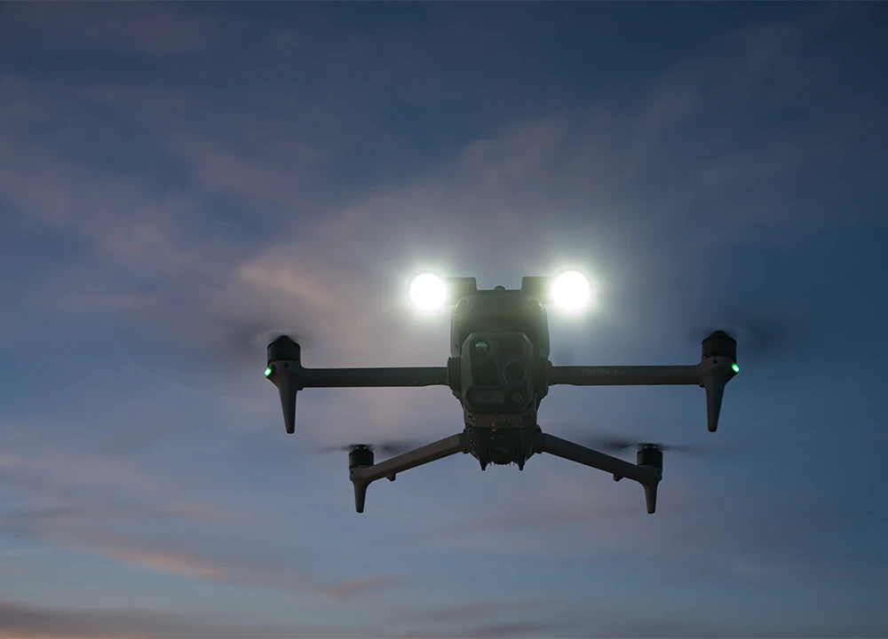 DJI Matrice 4T im Sucheinsatz mit Such-Scheinwerfer