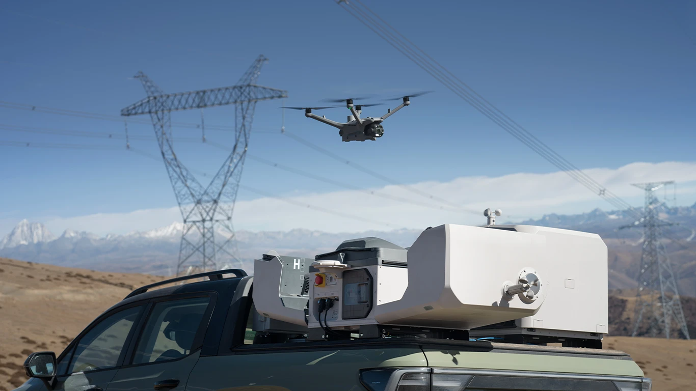 DJI Matrice 4D im Einsatz montiert auf dem Fahrzeug