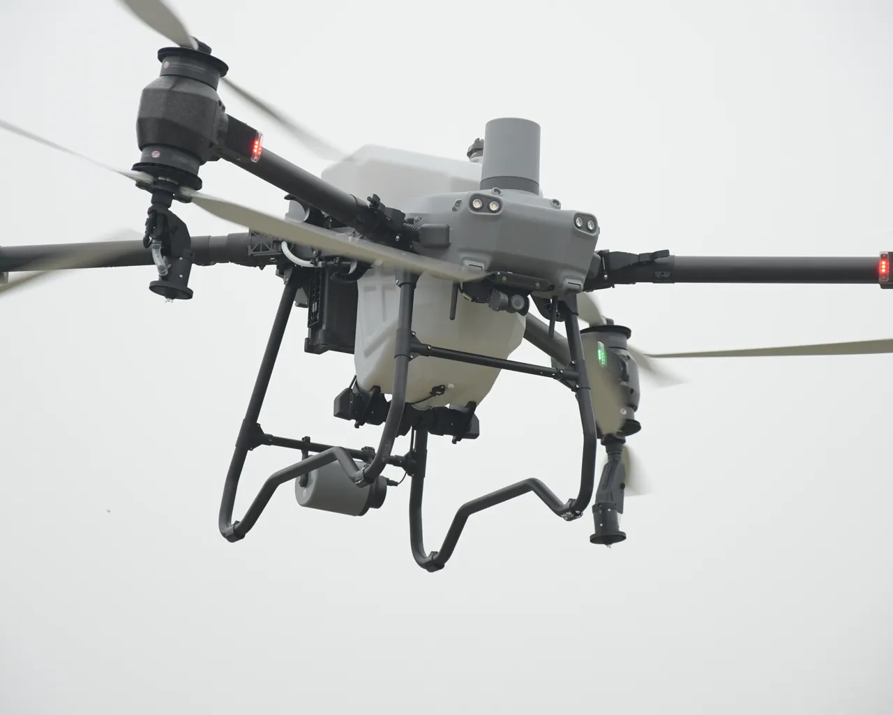 Landwirtschaftsdrohne DJI Agras T50 in der Luft
