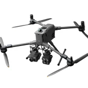 dji matrice 400 RTK seitlich von oben mit Zenmuse h30T&S1