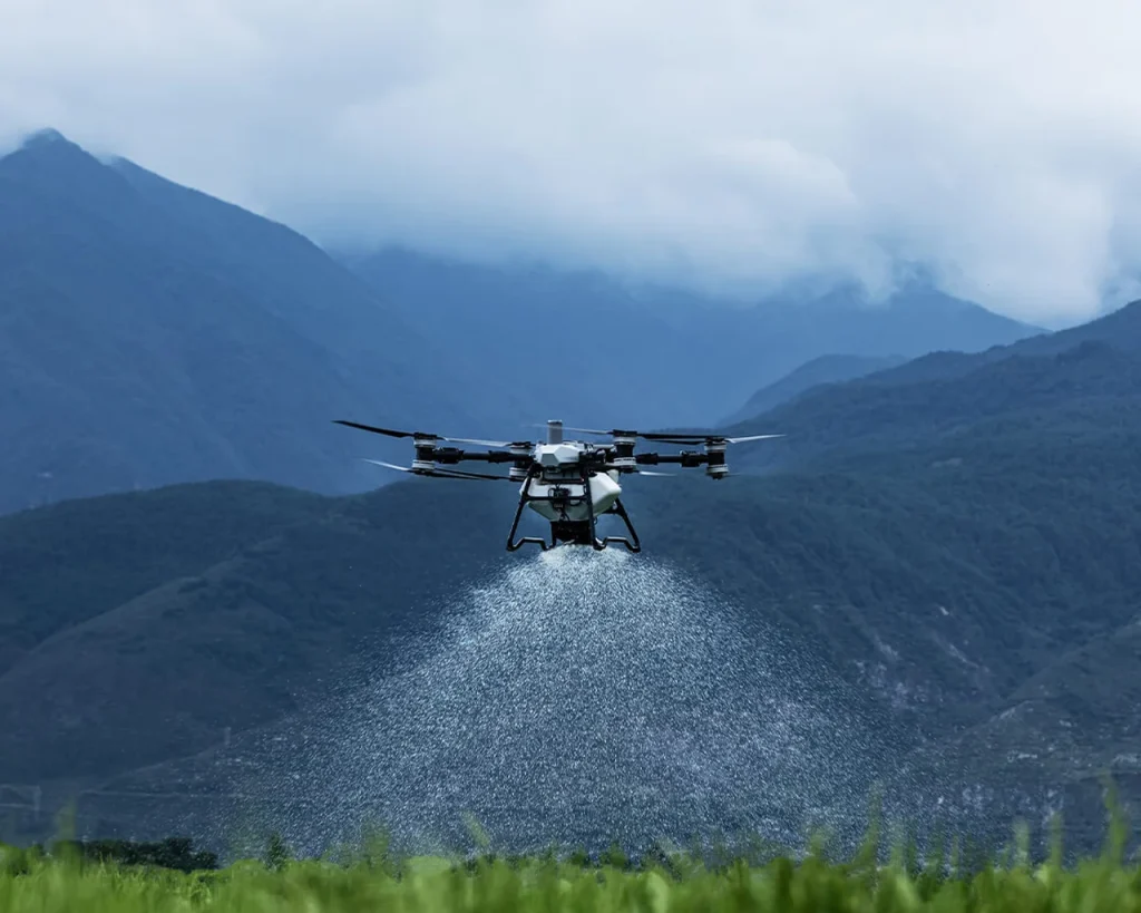 Agras T100 Spreading a field - Dronesolutions Schweiz GmbH