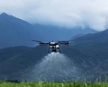 Agras T100 Spreading a field - Dronesolutions Schweiz GmbH