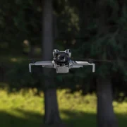 dji mini 5 pro im flug im wald