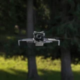 dji mini 5 pro im flug im wald