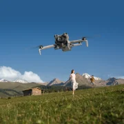 dji mini 5 pro lifestyle-In den bergen